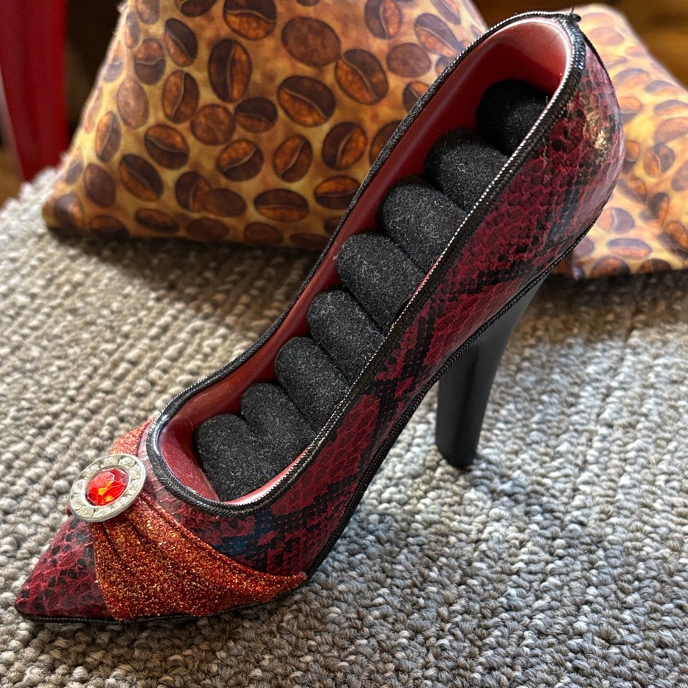 New unique Elegant Red and Black High Heel Shoe Display for rings